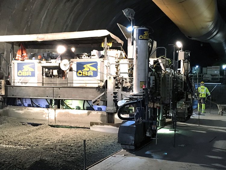 Foto: Tunnelbaustelle, auf der ein Gleitschalenfertiger Beton auf dem Boden verteilt