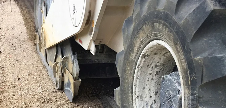 Foto: Arbeitsgerät trägt neue Asphaltschicht auf eine bestehende Oberfläche auf