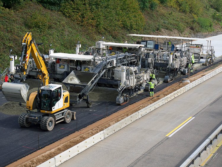 Foto: Die Fertigereinheit SP1500 und der Nachbehandlungswagen bei der Herstellung der neuen Betondecke auf der A1