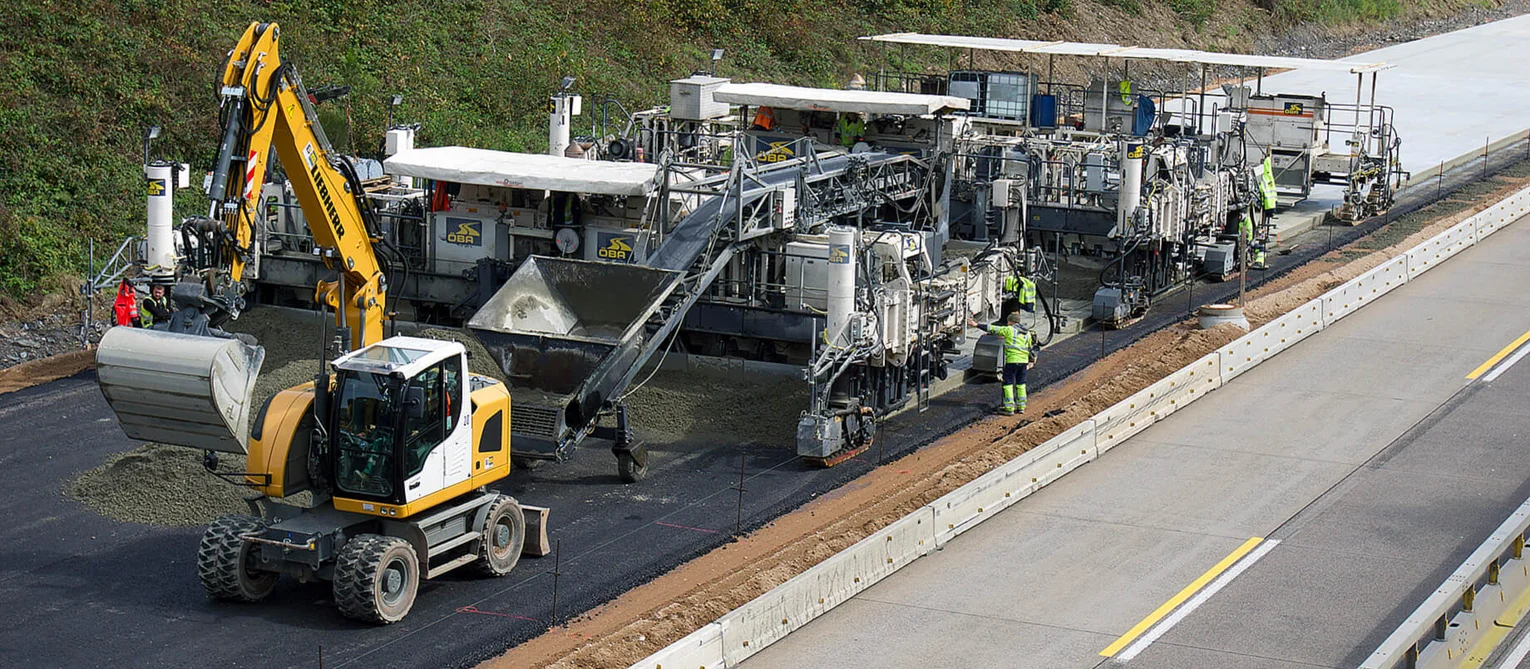 Foto: Die Fertigereinheit SP1500 und der Nachbehandlungswagen bei der Herstellung der neuen Betondecke auf der A1